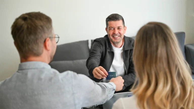 Siegfried Lang im Beratungsgespräch mit angehenden Zahnärzten.