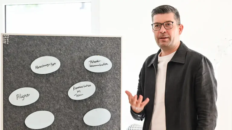 Siegfried Lang bei der Besprechung von Themen zur Praxisentwicklung.